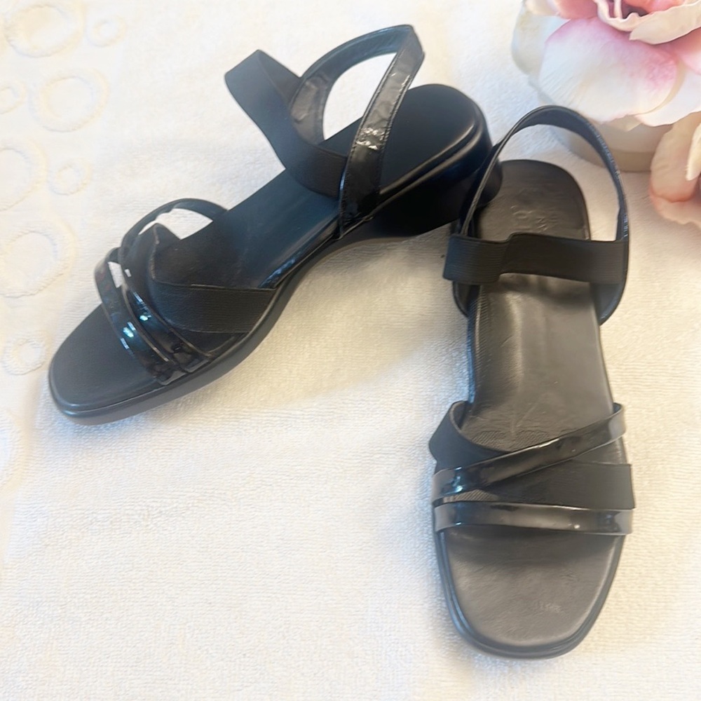MUNRO Black patent leather cushioned comfort heel sandals women size 7.5